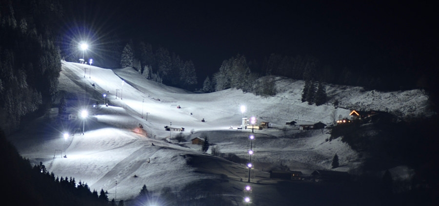 Flutlicht Skigebiet in Bayern